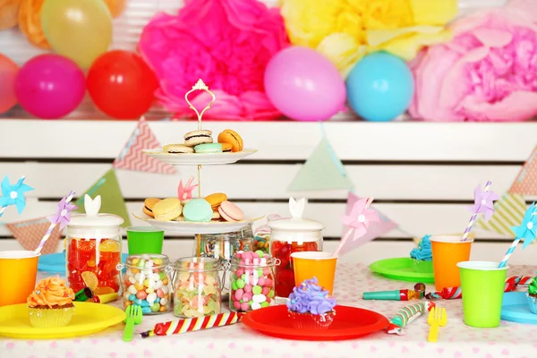 Mesa de aniversário preparada com doces para festa de crianças — Fotografia de Stock