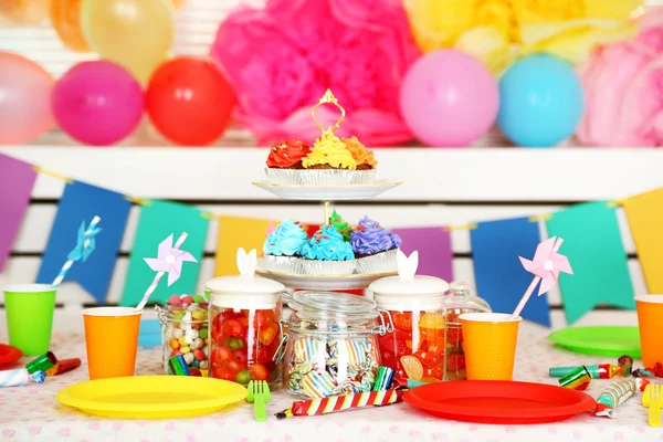 Mesa de cumpleaños preparada con dulces para fiestas infantiles —  Fotos de Stock