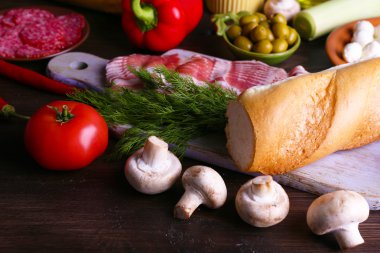 Ahşap masa farklı ürün yakın çekim