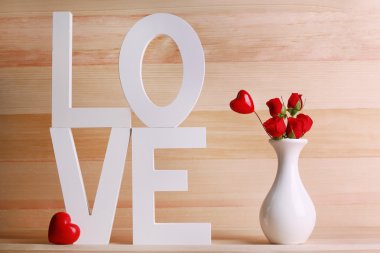 Dekoratif harf kelime aşk çiçekleri ile ahşap arka plan üzerinde şekillendirme