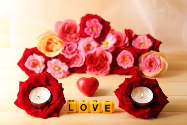 Dekoratif parlak zemin üzerine çiçek ve mum şekillendirme kelime aşk mektupları