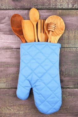 Potholder ahşap arka plan üzerinde farklı mutfak gereçleri
