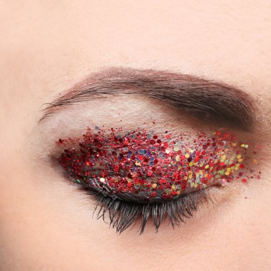 Süslü glitter makyaj, makro görünümü ile kadın göz