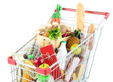Alışveriş sepeti dolu beyaz izole çeşitli yiyecek ile 
