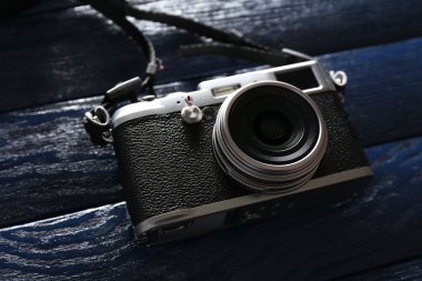 Retro kamera renk ahşap plakalar arka plan üzerinde