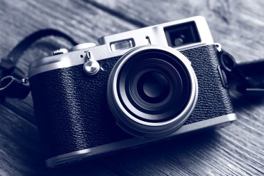 Grey, closeup tonlarında ahşap masa Retro kamera