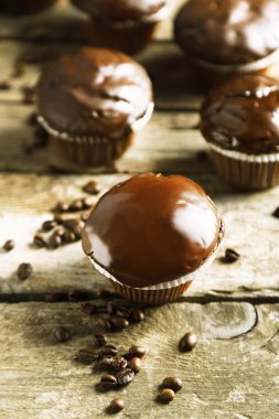 Ahşap masa üzerinde lezzetli ev yapımı çikolatalı kek