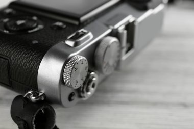 Ahşap arka planda eski bir retro kamera