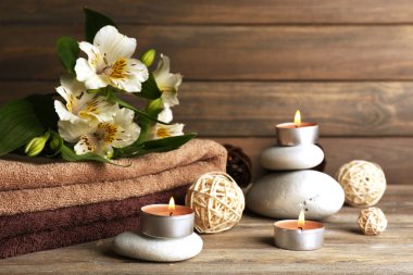 Taş ve ahşap arka plan üzerinde çiçekler güzel spa kompozisyonu