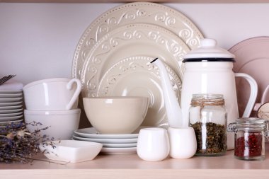 Rafta sofra ve mutfak eşyaları