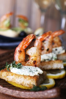 Meze kanepe karides ve masada plaka üzerinde limon ile yakın çekim