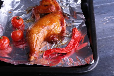 Füme tavuk budu Pan masada kiraz domates ile yakın çekim