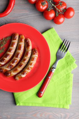 Masada sebzeli ızgara sosis tabakta yakın çekim