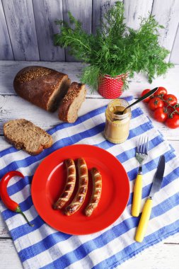Masada plaka üzerinde ızgara sosis yakın çekim