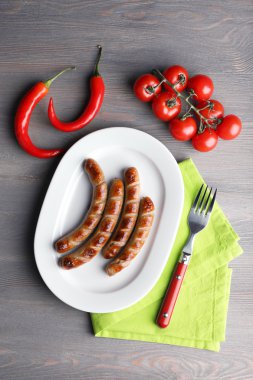 Masada sebzeli ızgara sosis tabakta yakın çekim