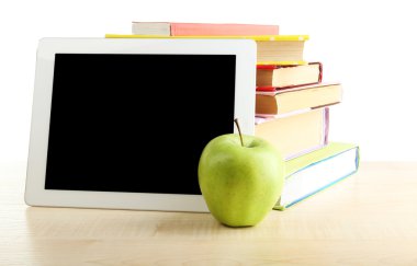 Kitap, tablet Pc ve elma üstünde okul sırası, üzerinde beyaz izole