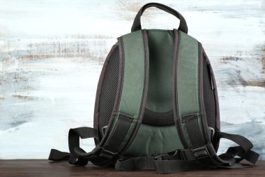 Ahşap arka plan üzerinde sırt çantası