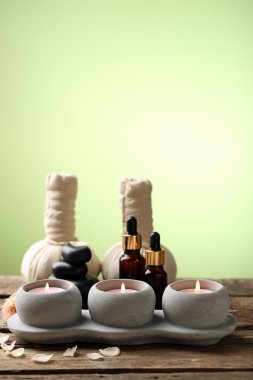 Yeşil zemin üzerine ahşap masa güzel spa kompozisyonu