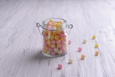 Jar tablo yakın çekim üzerinde renkli çikolata