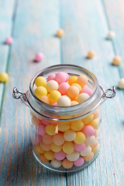 Jar tablo yakın çekim üzerinde renkli çikolata