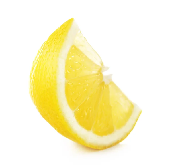 Saftige Zitronenscheibe isoliert auf weiß — Stockfoto