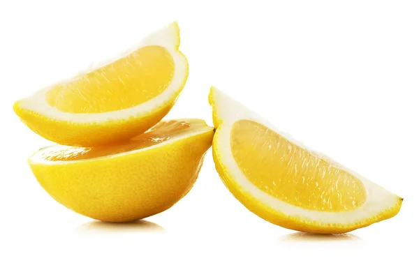 Rebanadas jugosas de limón aisladas en blanco — Foto de Stock
