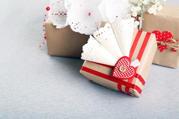 Hermosos regalos sobre fondo gris. Concepto de San Valentín —  Fotos de Stock