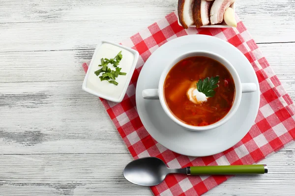 Sopa de beterraba ucraniana - borscht, em guardanapo, em fundo de madeira — Fotografia de Stock