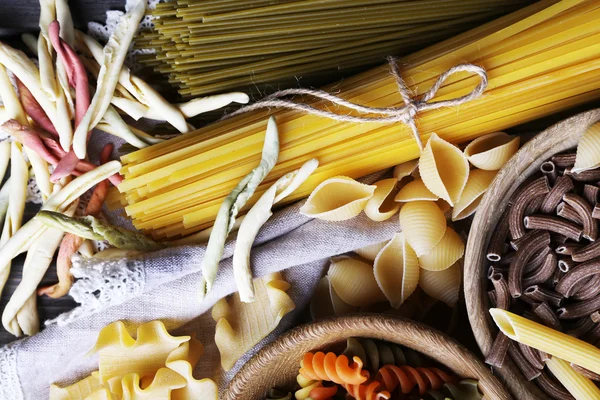 Diferentes tipos de macarrão no guardanapo, vista macro — Fotografia de Stock