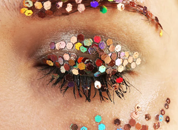 Vrouwelijke oog met decoratieve glitter make-up, macro weergave — Stockfoto