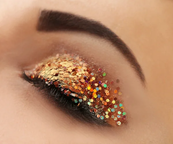 Weibliches Auge mit ausgefallenem Glitzer-Make-up, Makroansicht — Stockfoto