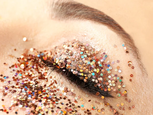 Kvinnliga ögat med fancy glitter makeup, makro Visa — Stockfoto