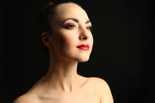 Retrato de mulher bonita com maquiagem glitter fantasia no fundo escuro — Fotografia de Stock