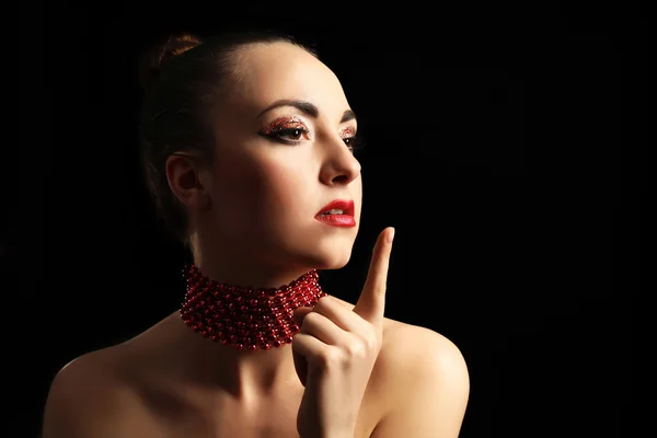 Portrait de belle femme avec un maquillage fantaisie paillettes sur fond sombre — Photo