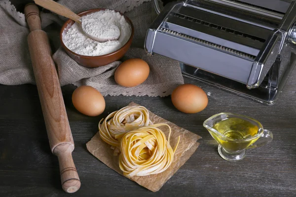 Preparazione pasta a macchina su fondo rustico in legno — Foto Stock