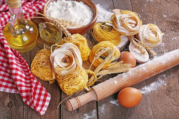 Bodegón de preparación de pasta sobre fondo rústico de madera —  Fotos de Stock