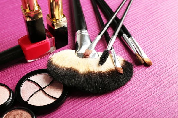 Reeks van kleurrijke cosmetica op roze houten tafel achtergrond — Stockfoto