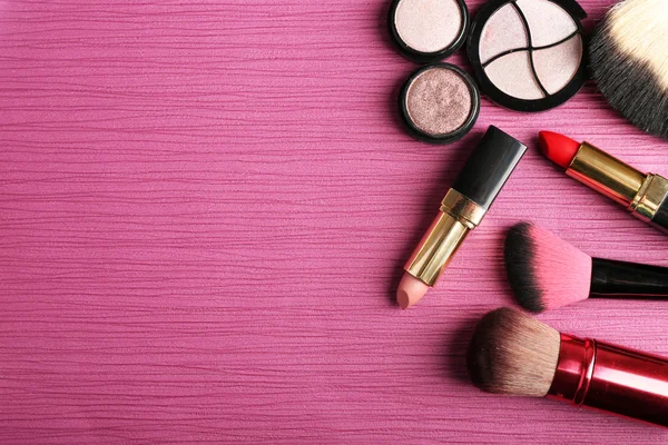 Conjunto de cosméticos coloridos sobre fondo de mesa de madera rosa — Foto de Stock