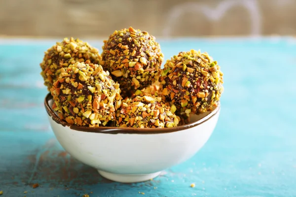 Gustose caramelle al pistacchio fatte in casa sul tavolo di legno — Foto Stock