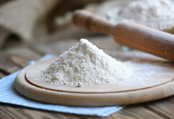 Pile of flour on cutting board, closeup — Stock Photo, Image