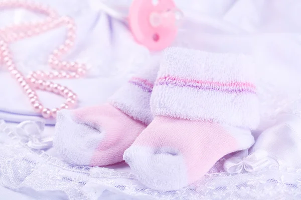 Różowy baby skarpety na tkaniny z bliska — Zdjęcie stockowe