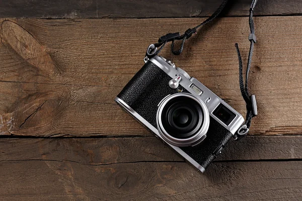 Retro-Kamera auf Holzplanken Hintergrund — Stockfoto