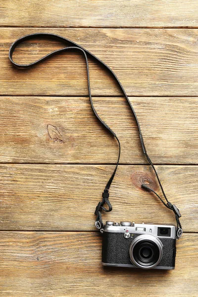 Retro-Kamera auf Holzplanken Hintergrund — Stockfoto