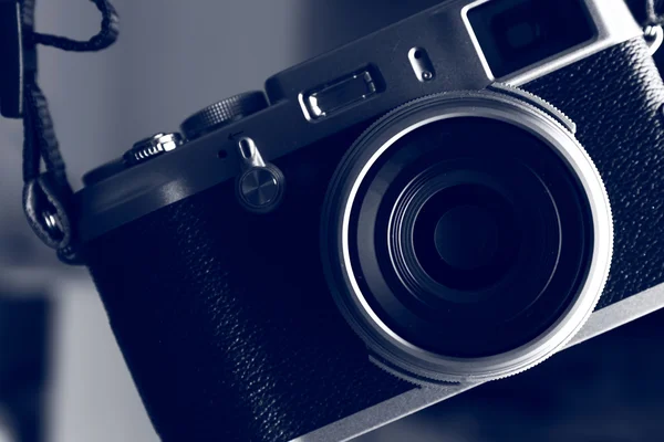 Retro camera in schaduwen van grijs, close-up — Stockfoto