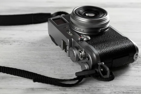 Oude retro camera op houten achtergrond — Stockfoto