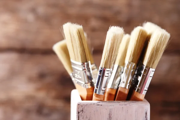 Pennelli per dipingere su vecchio sfondo di legno — Foto Stock
