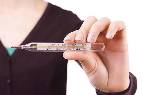 Frau hält Thermometer aus nächster Nähe — Stockfoto