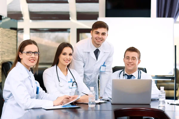 Trabajadores médicos que trabajan en la sala de conferencias — Foto de Stock