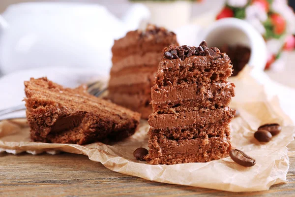 Segmenten van lekkere chocolade taart op plaat op tafel close-up — Stockfoto