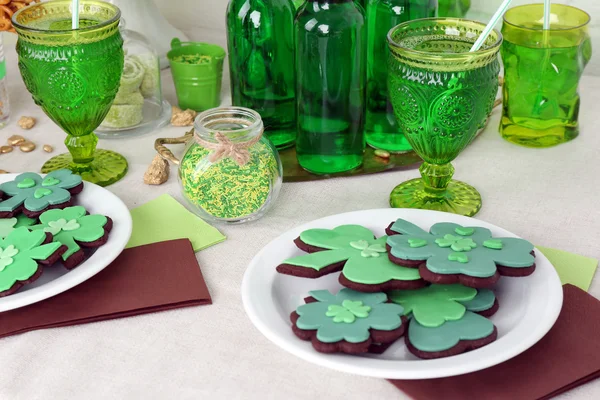 Composição para o Dia de São Patrício com doces e bebidas na mesa de perto — Fotografia de Stock